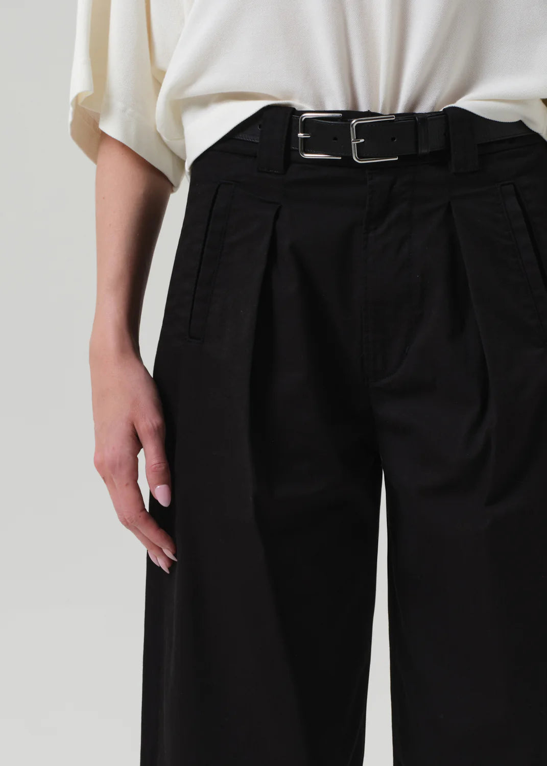 Citizens of Humanity Cara Cropped Pleated Trouser in Stretch Twill, Black