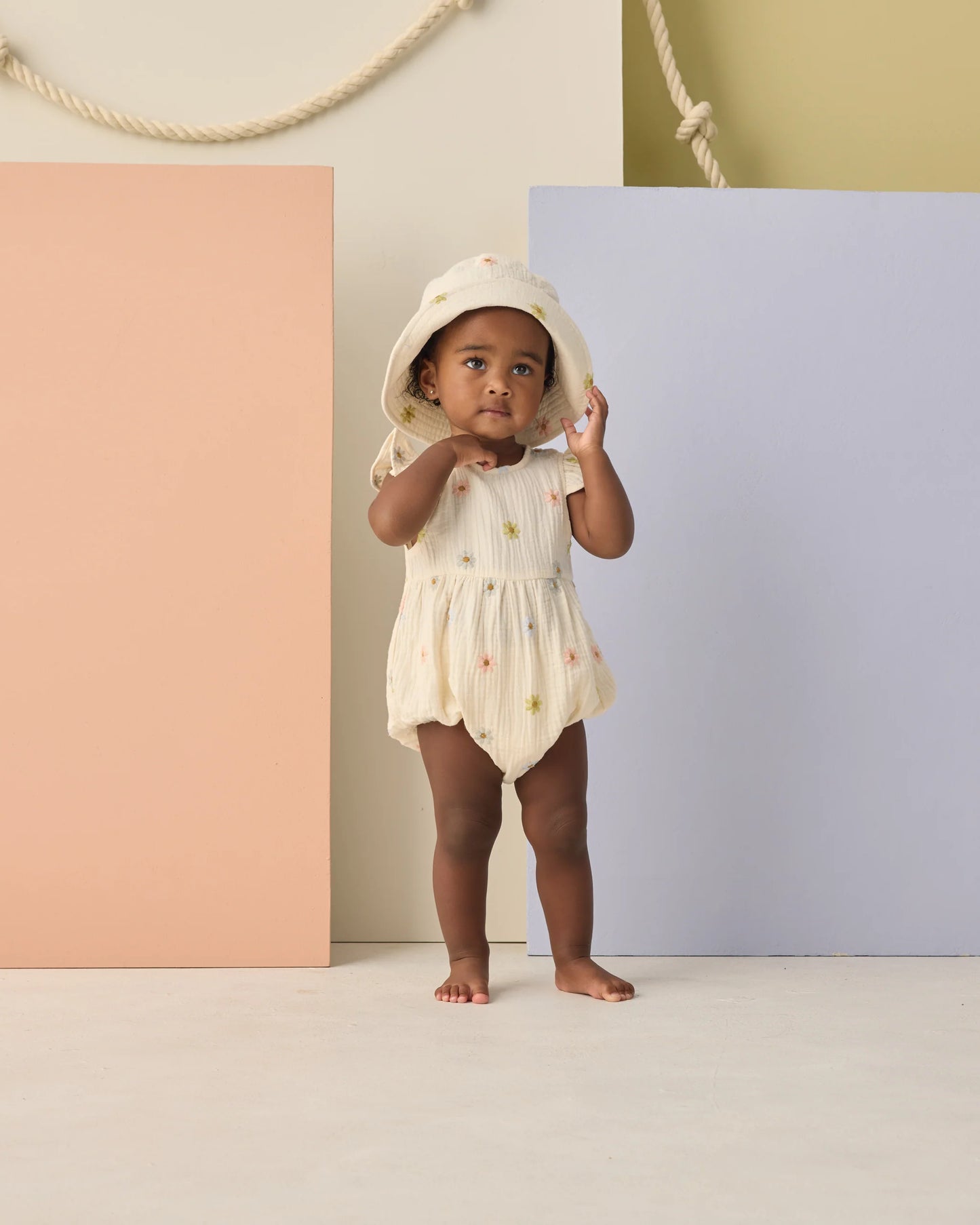 Rylee + Cru Bucket Hat Embroidered Daisies, Natural